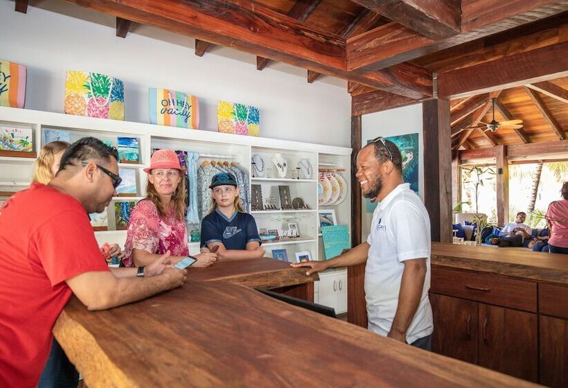 هتل Ray Caye Private Island Resort