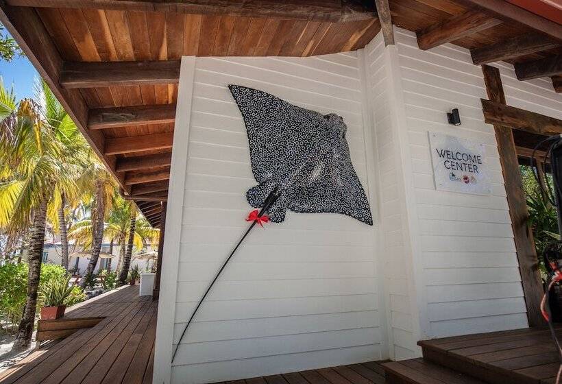 هتل Ray Caye Private Island Resort