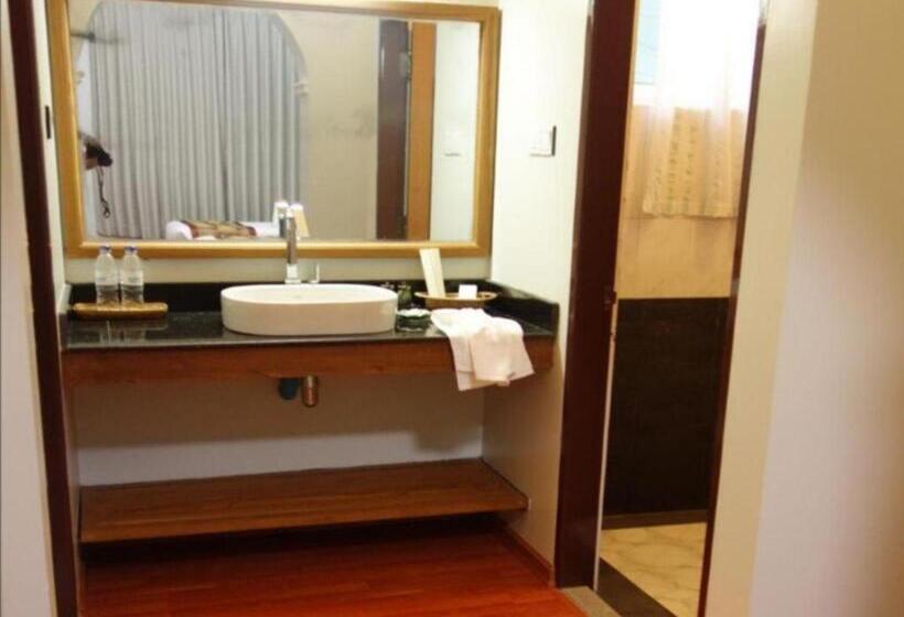 هتل Westay @ The Grand Nyaung Shwe, Inle Lake
