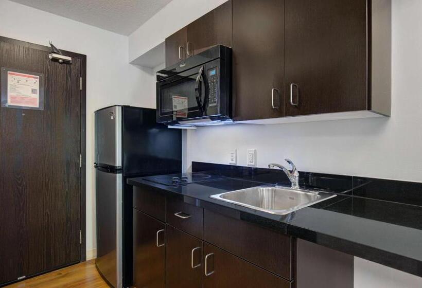 Motel 6 Airdrie