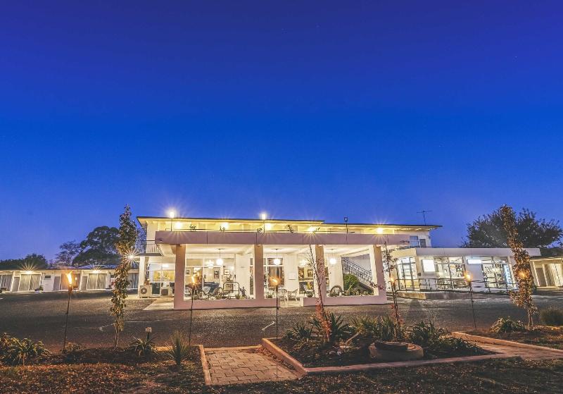 فندق على الطريق The Oriana Orange   Retro Hotel & Resort