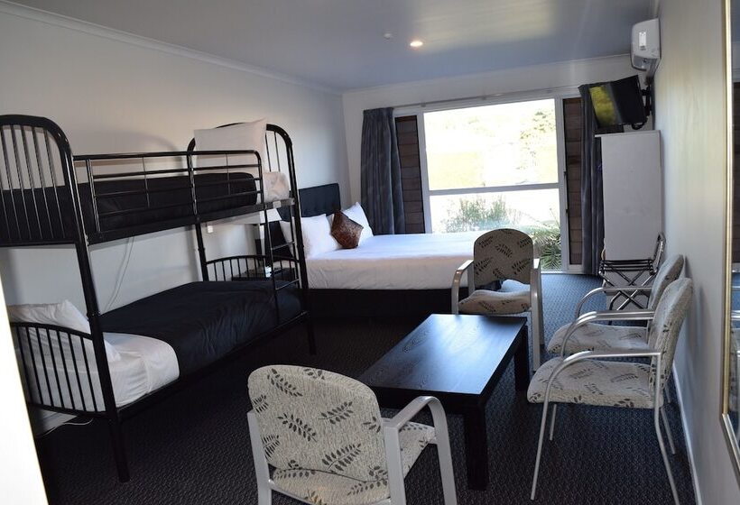 הוסטל Silver Fern Lodge