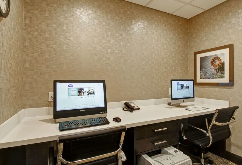 هتل Hampton Inn & Suites By Hilton Saskatoon Airport