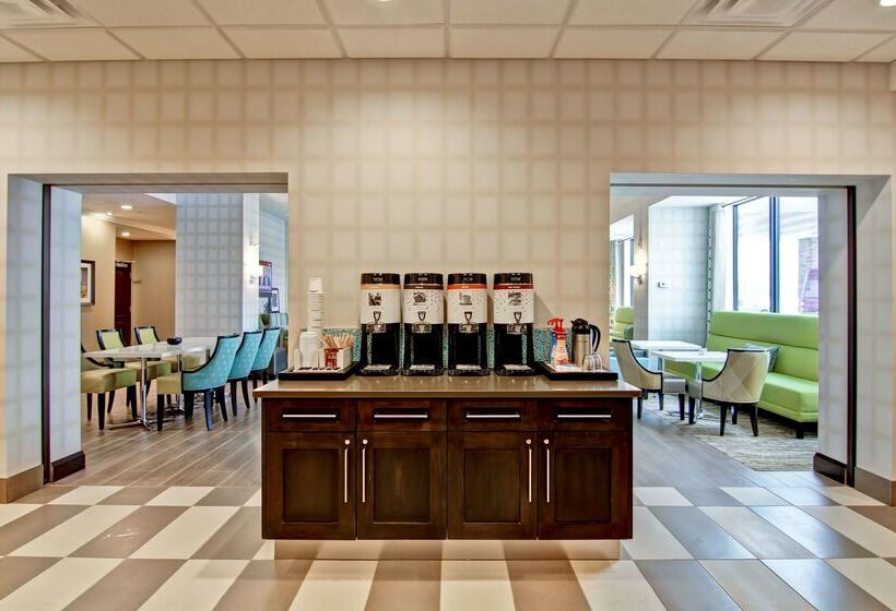 هتل Hampton Inn & Suites By Hilton Saskatoon Airport