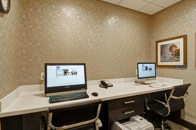 هتل Hampton Inn & Suites By Hilton Saskatoon Airport
