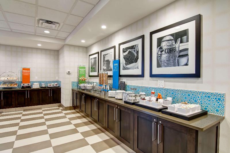 هتل Hampton Inn & Suites By Hilton Saskatoon Airport