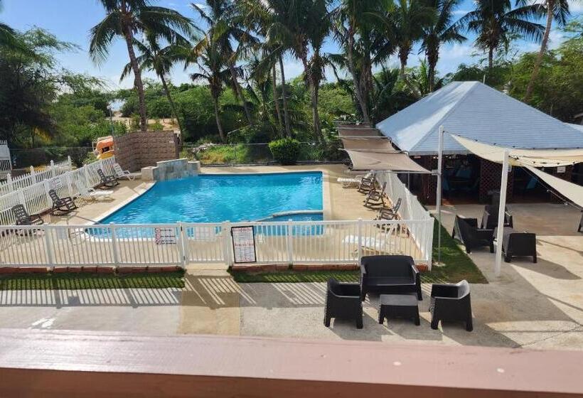 هتل Combate Beach Resort