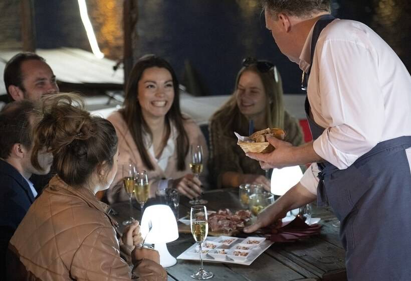 هتل Restaurant Brasserie Feestzaal Ahoi, Kortrijk