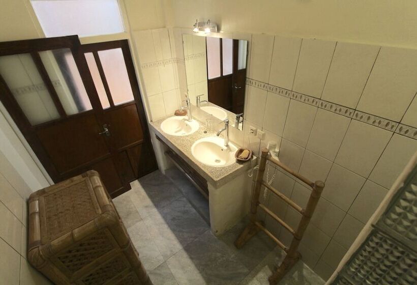 Chonos Hotel Lovina
