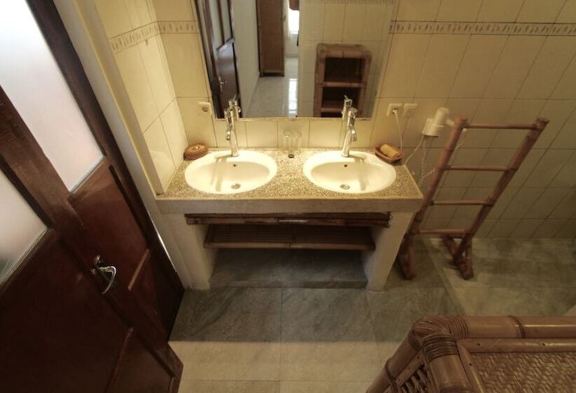 Chonos Hotel Lovina