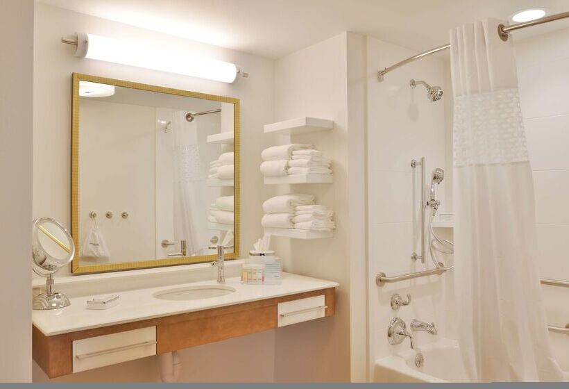 هتل Hampton Inn & Suites Chippewa Falls