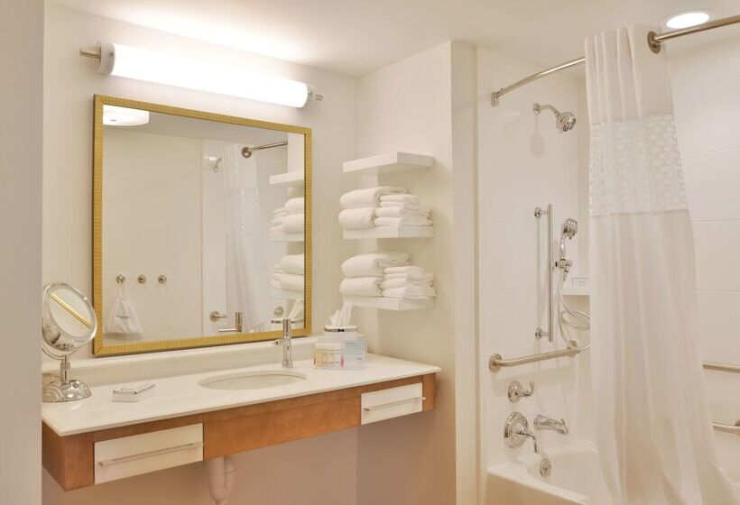 هتل Hampton Inn & Suites Chippewa Falls