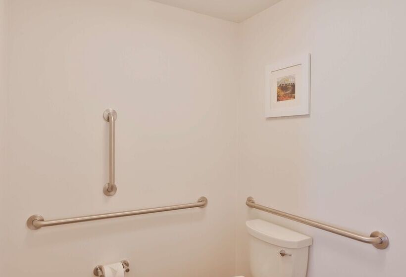 هتل Hampton Inn & Suites Chippewa Falls