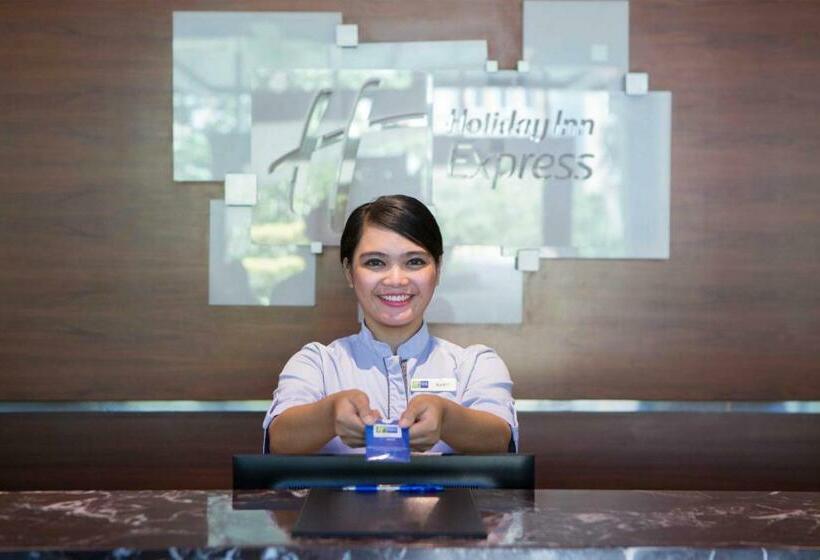 هتل Holiday Inn Express Jakarta International Expo, An Ihg