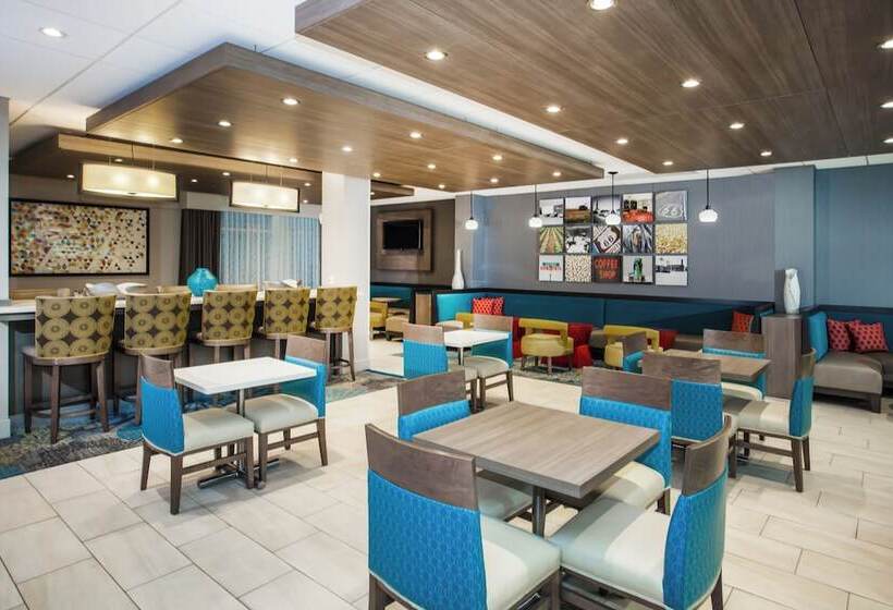 Отель Holiday Inn Express & Suites Litchfield, An Ihg