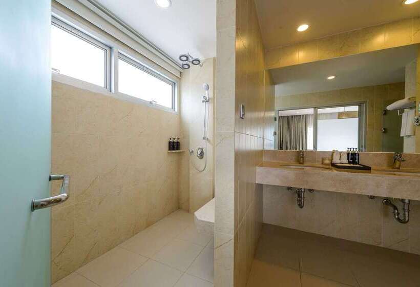 هتل Ramada By Wyndham Phuket Deevana