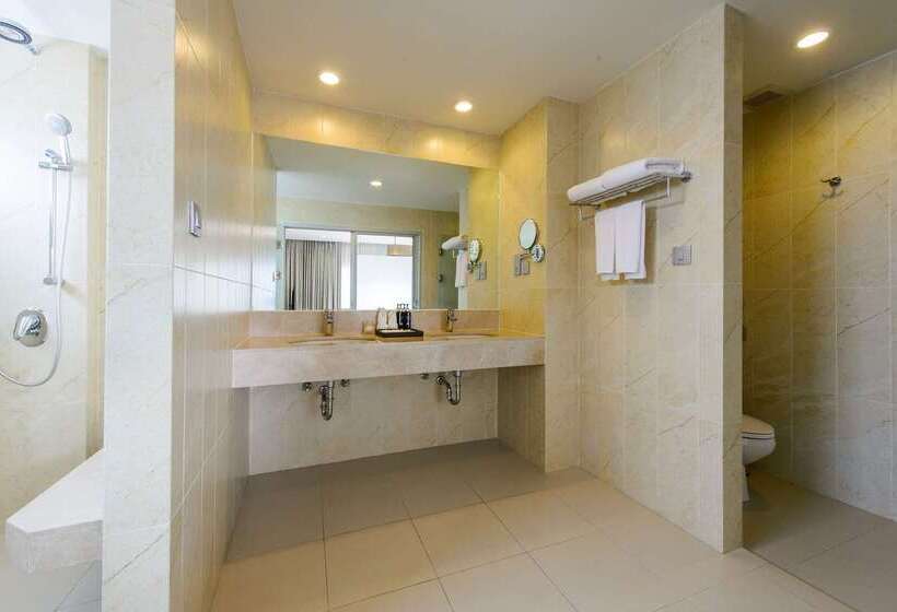 هتل Ramada By Wyndham Phuket Deevana