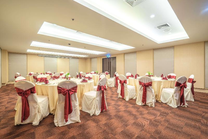 هتل Ramada By Wyndham Phuket Deevana