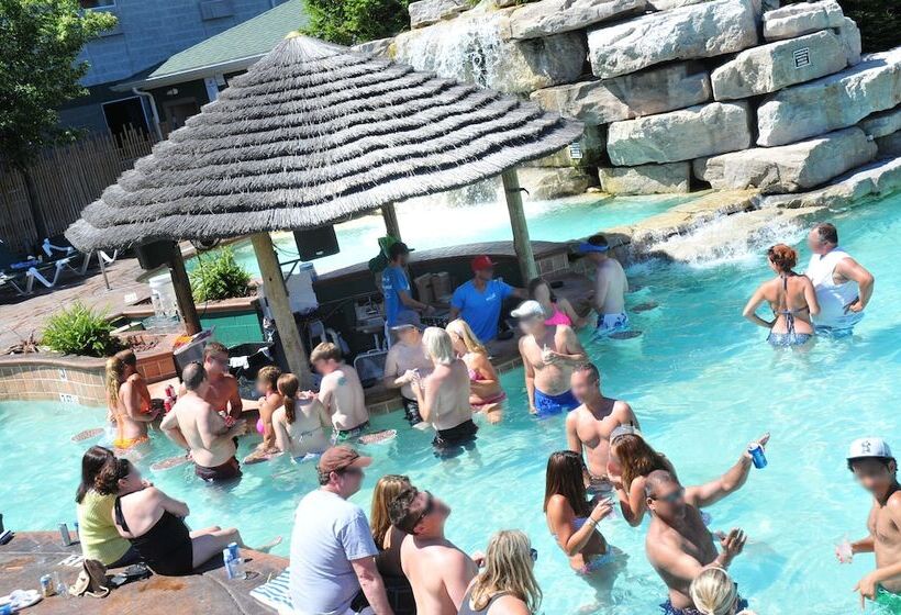 Отель Commodore Resort