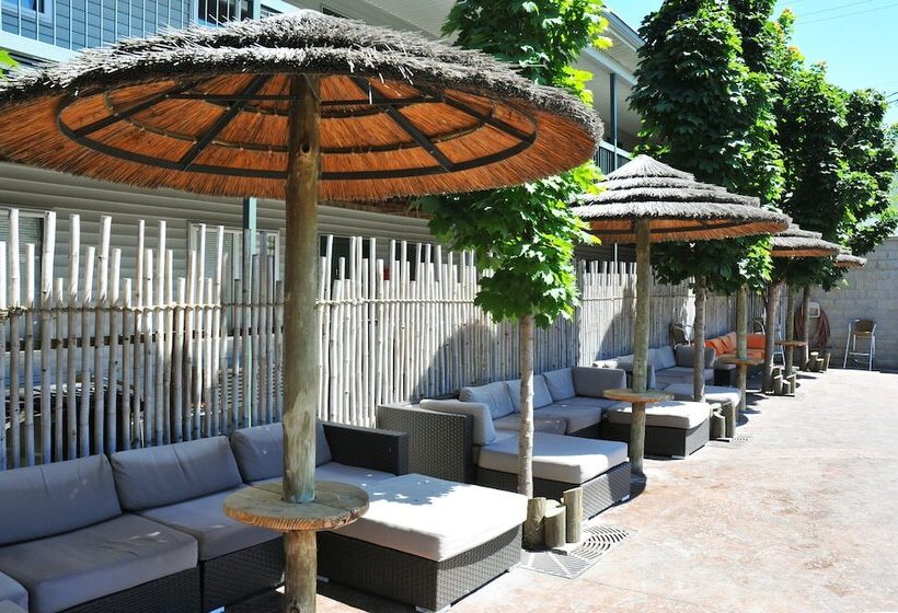 Отель Commodore Resort