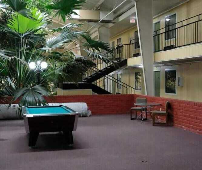 هتل Econo Lodge Elk City