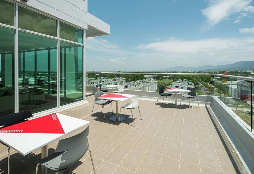 هتل Hampton By Hilton Yopal