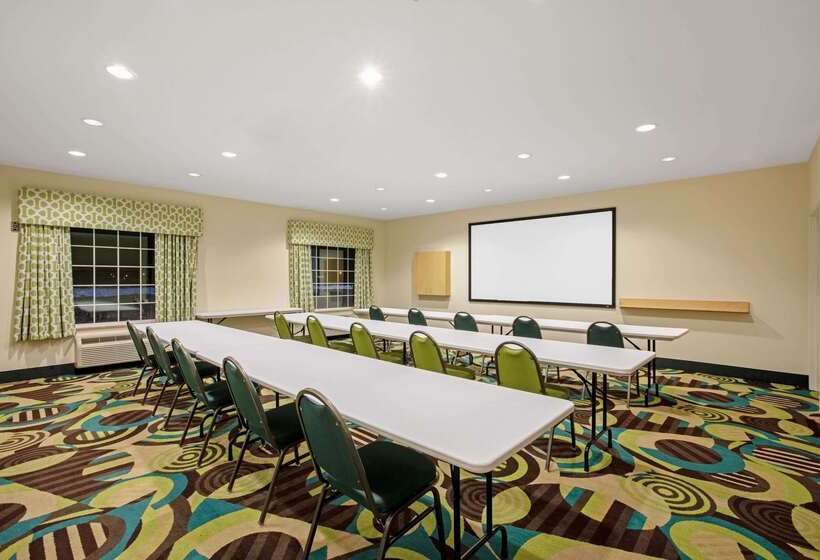 هتل La Quinta By Wyndham Grand Forks