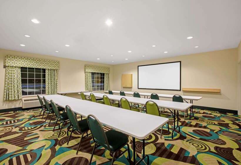 هتل La Quinta Inn & Suites By Wyndham Grand Forks