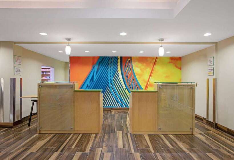 هتل La Quinta By Wyndham Grand Forks