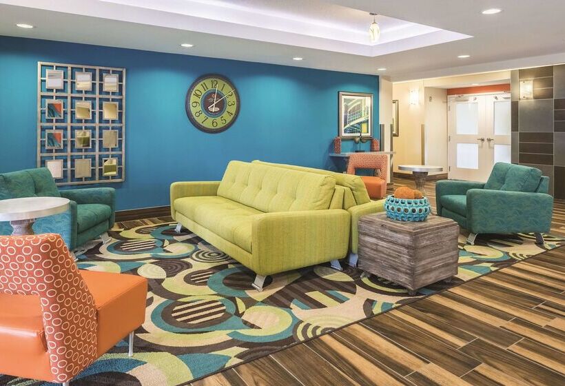 هتل La Quinta By Wyndham Grand Forks