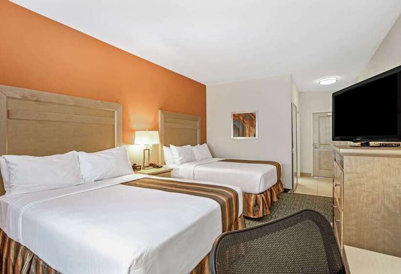 هتل La Quinta By Wyndham Grand Forks