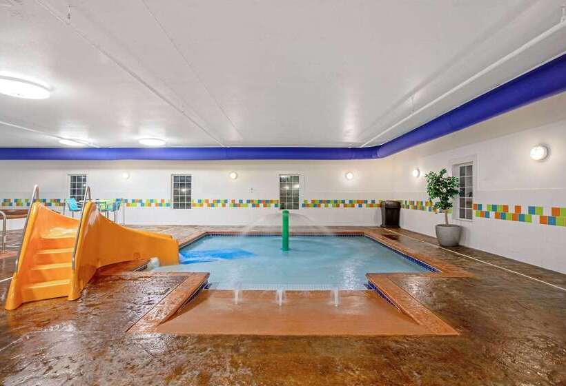 هتل La Quinta By Wyndham Grand Forks