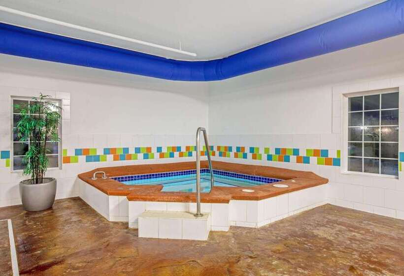 هتل La Quinta By Wyndham Grand Forks