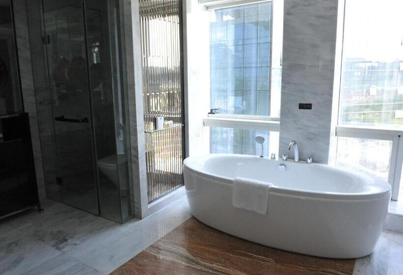 هتل Ramada Plaza Liuzhou Liudong