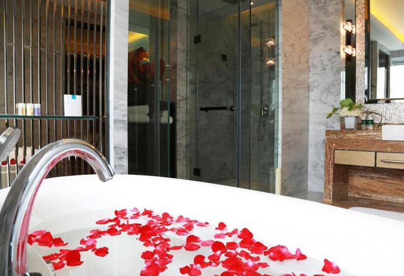 هتل Ramada Plaza Liuzhou Liudong