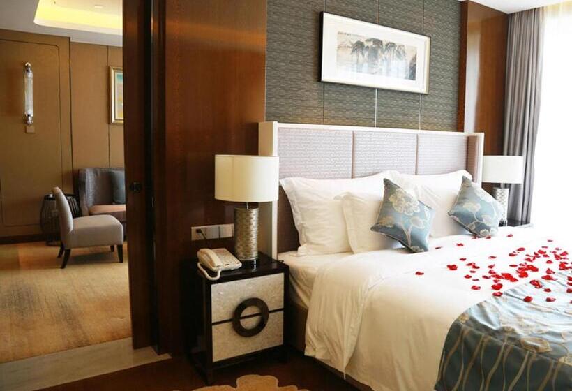 هتل Ramada Plaza Liuzhou Liudong