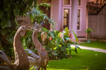 هتل Zawadi House Lodge