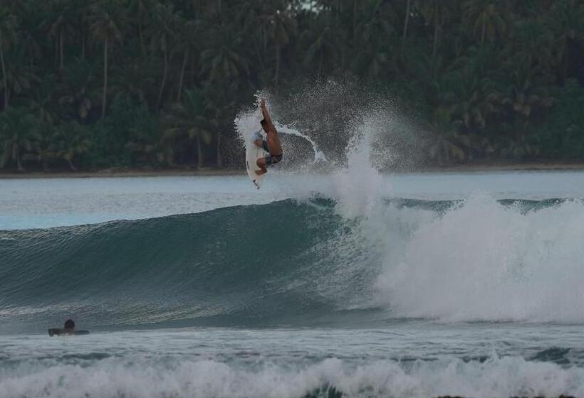 پانسیون Lilys Nias Surf Camp