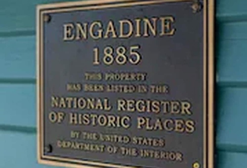 ベッドアンドブレックファースト Engadine Inn & Cabins