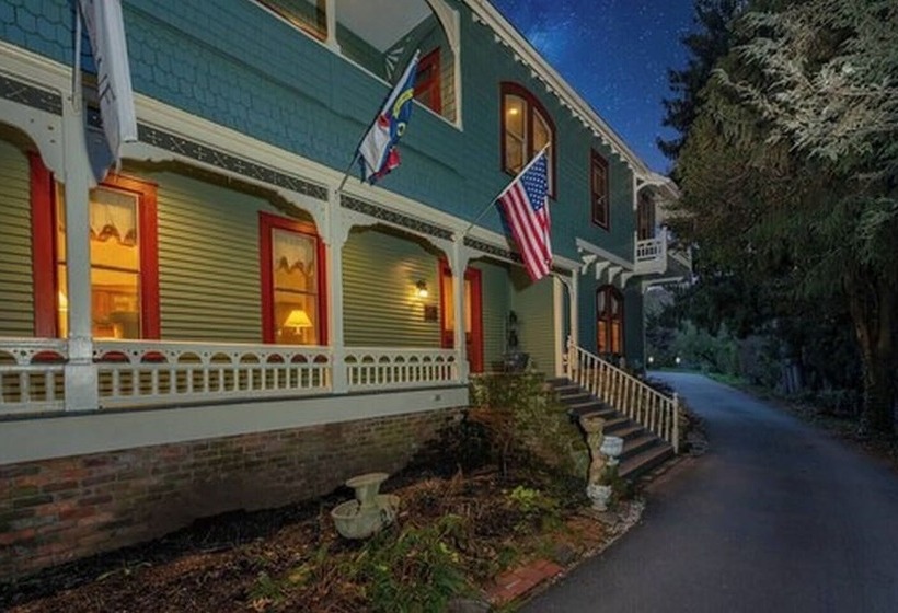 ベッドアンドブレックファースト Engadine Inn & Cabins