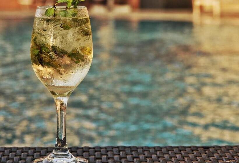 هتل The Country Lodge