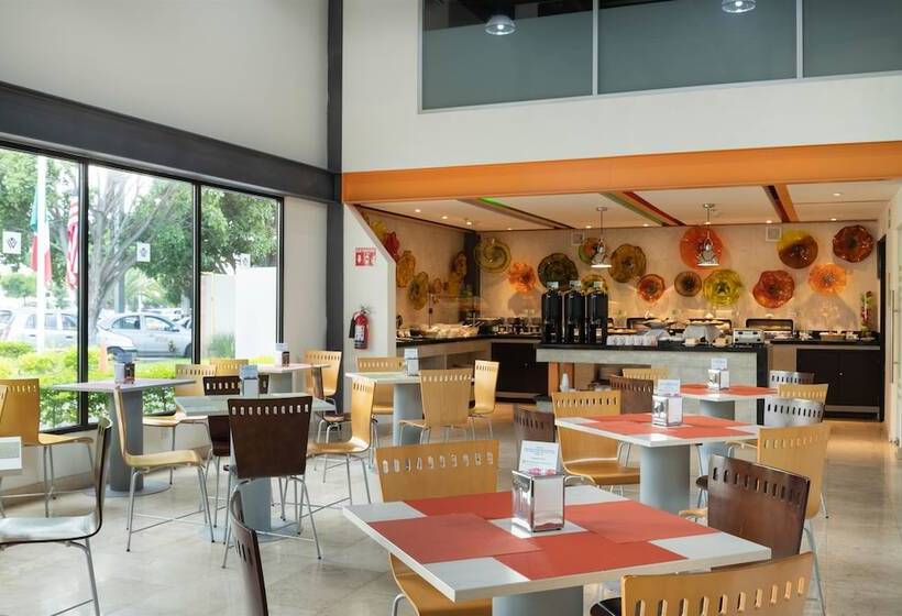 בית מלון כפרי Wyndham Garden Guadalajara Expo Plaza Del Sol