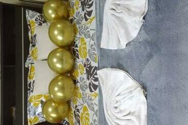 تختخواب و صبحانه Aliyahs Place