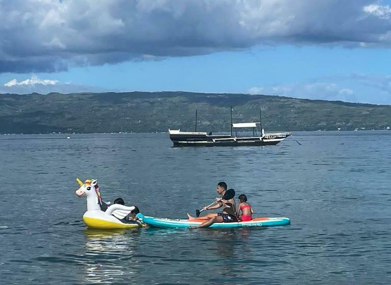 منتجع Boochee Beach