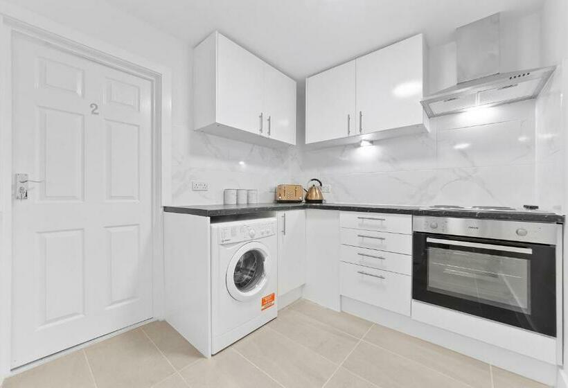 Пансион Crystal Palace Suites
