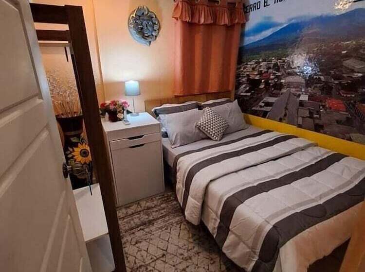 پانسیون Hostal Sol Y Luna Hostel