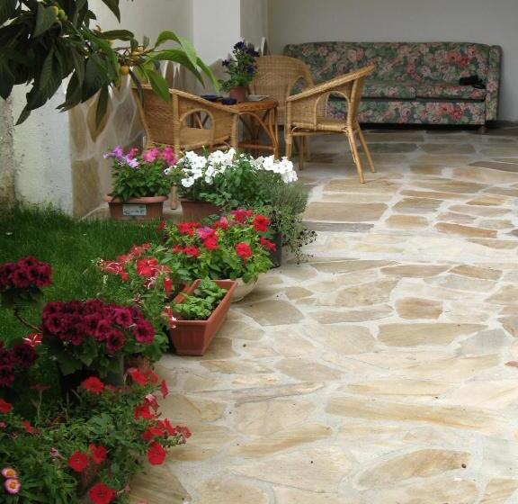 تختخواب و صبحانه Il Giardinetto