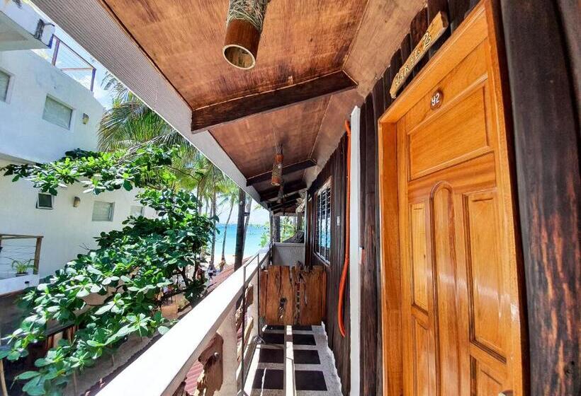 هتل Cocoloco Beach Resort