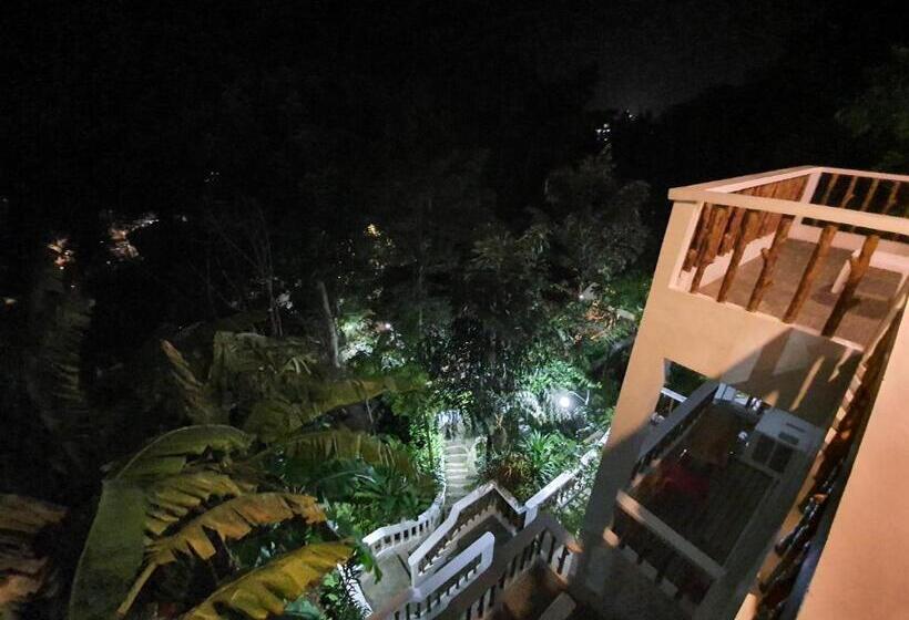هتل Cocoloco Beach Resort