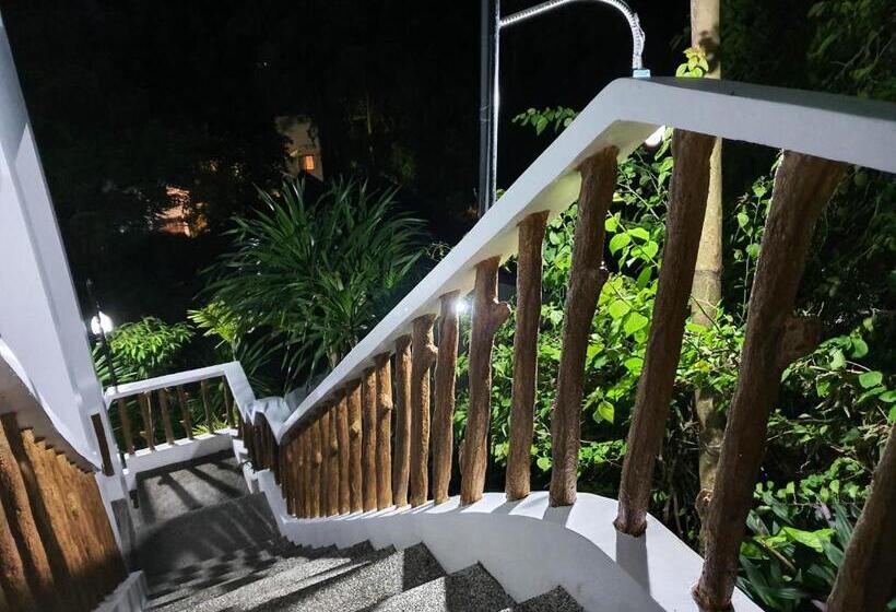 هتل Cocoloco Beach Resort